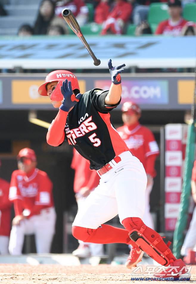 '도영아 부상 조심' 잠실에서 재회한 김도영 따뜻하게 안아준 김용일 코치, 보는 순간 훈훈 [잠실 현장]