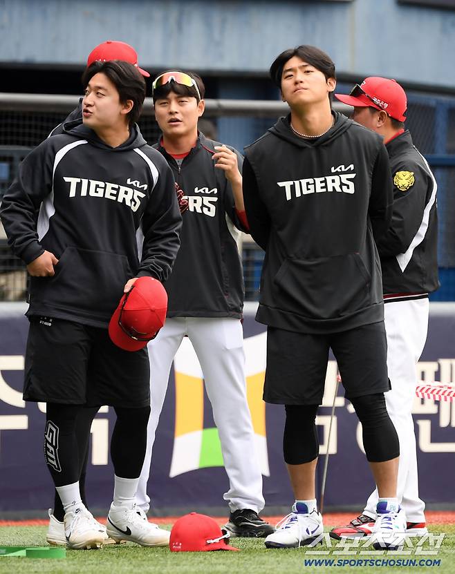 '도영아 부상 조심' 잠실에서 재회한 김도영 따뜻하게 안아준 김용일 코치, 보는 순간 훈훈 [잠실 현장]