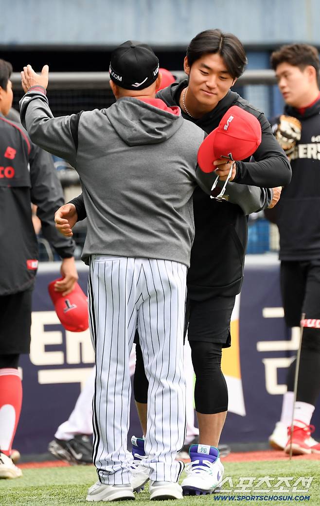 '도영아 부상 조심' 잠실에서 재회한 김도영 따뜻하게 안아준 김용일 코치, 보는 순간 훈훈 [잠실 현장]