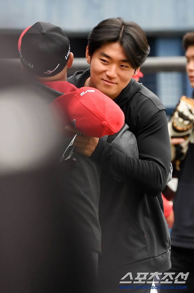 '도영아 부상 조심' 잠실에서 재회한 김도영 따뜻하게 안아준 김용일 코치, 보는 순간 훈훈 [잠실 현장]