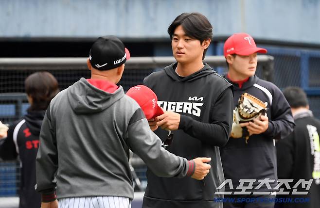 '도영아 부상 조심' 잠실에서 재회한 김도영 따뜻하게 안아준 김용일 코치, 보는 순간 훈훈 [잠실 현장]