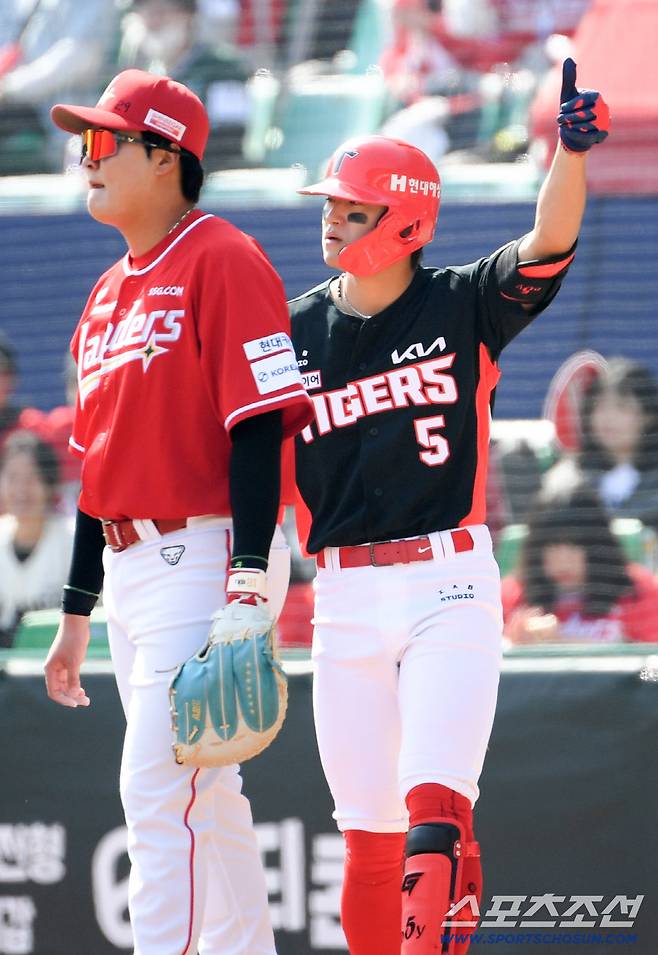 '도영아 부상 조심' 잠실에서 재회한 김도영 따뜻하게 안아준 김용일 코치, 보는 순간 훈훈 [잠실 현장]