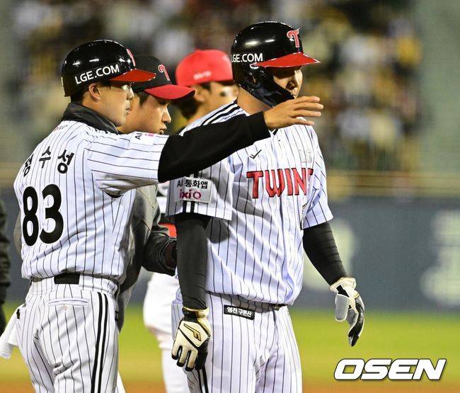 또 악재, 지명타자도 안 되려나…LG 4번타자, 이번에는 허벅지를 부여잡고 교체되다