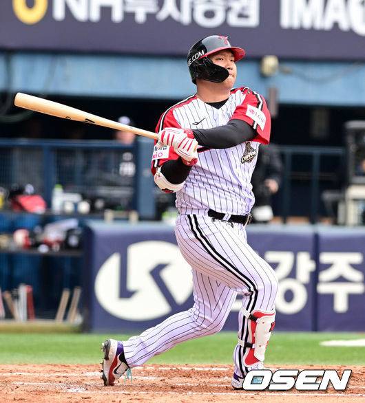 또 악재, 지명타자도 안 되려나…LG 4번타자, 이번에는 허벅지를 부여잡고 교체되다