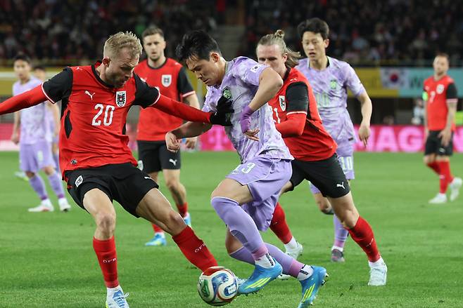 ‘스리백 재가동’ 홍명보호, 오스트리아와 잘 싸웠으나 0-1 패배 ‘사비체르 결승포’…손흥민·오현규 결정적 슛에도 2연속 무득점[SS 빈 현장]