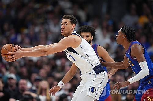 '진기록 나왔다!' 슛 시도 0개, 근데 득점은 무려 9점... 파웰의 기묘한 하루