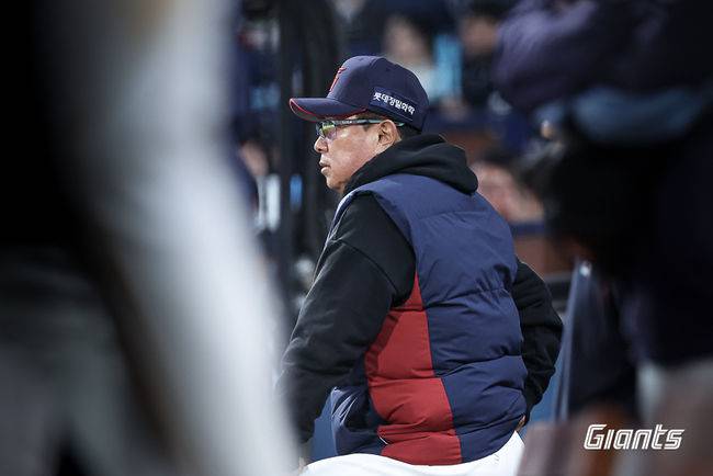 '병살타-실책-삼진' 내야 사령관 칼교체…김태형 단칼의 메시지 '개막 2연승? 환상에서 깨라'