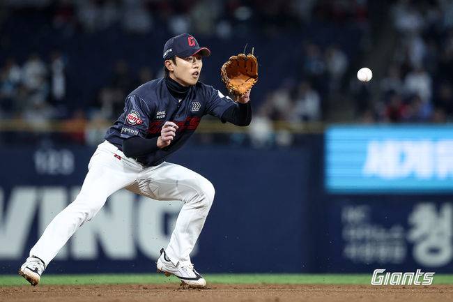 '병살타-실책-삼진' 내야 사령관 칼교체…김태형 단칼의 메시지 '개막 2연승? 환상에서 깨라'