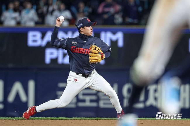 '병살타-실책-삼진' 내야 사령관 칼교체…김태형 단칼의 메시지 '개막 2연승? 환상에서 깨라'