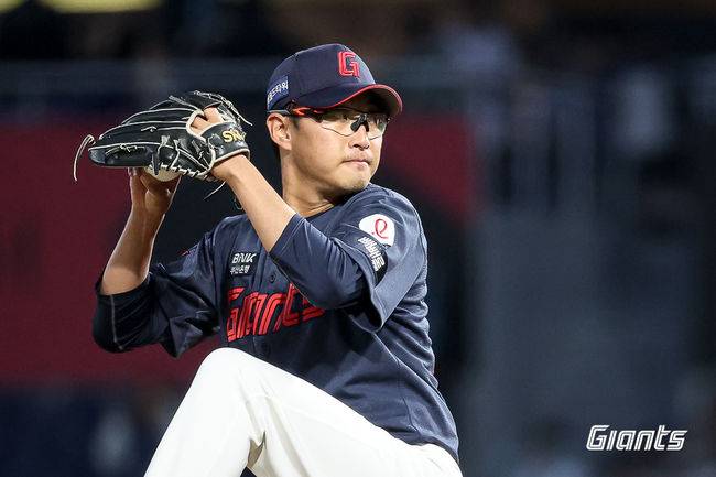 '병살타-실책-삼진' 내야 사령관 칼교체…김태형 단칼의 메시지 '개막 2연승? 환상에서 깨라'