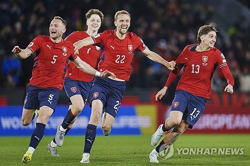 하늘이 홍명보호 돕는다…체코, 승부차기 끝 덴마크 잡고 20년 만의 월드컵 본선행→이탈리아 탈락까지 겹치며 '16강 시나리오' 열렸다