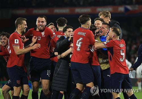 하늘이 홍명보호 돕는다…체코, 승부차기 끝 덴마크 잡고 20년 만의 월드컵 본선행→이탈리아 탈락까지 겹치며 '16강 시나리오' 열렸다