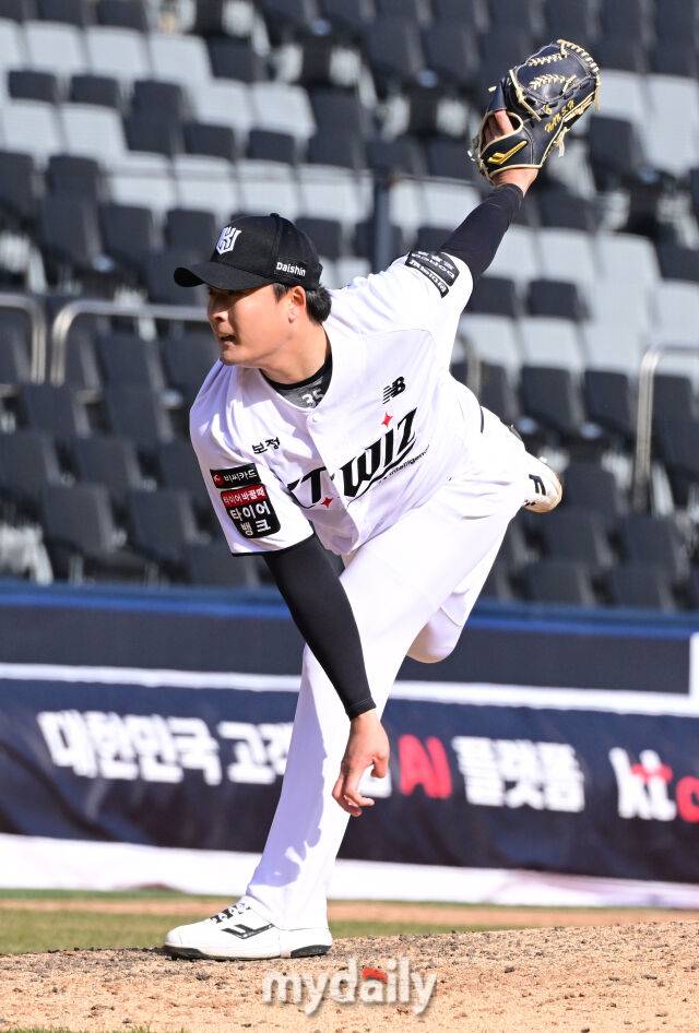 ERA 2점대→연봉 3억 잭팟, 한화는 왜 이 선수 포기했나…100억 강백호 보상선수의 진심