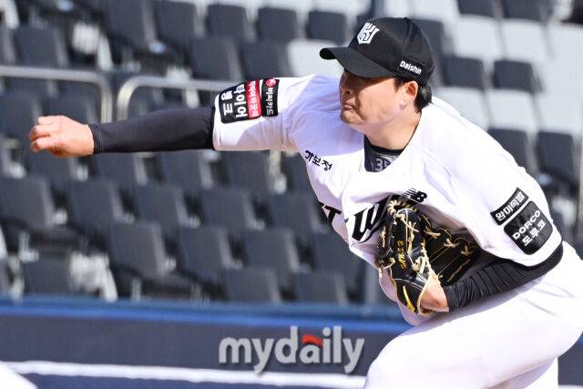 ERA 2점대→연봉 3억 잭팟, 한화는 왜 이 선수 포기했나…100억 강백호 보상선수의 진심