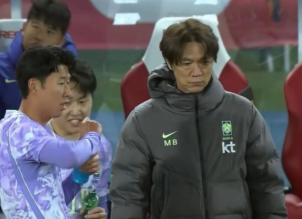 '멀뚱멀뚱' 홍명보 감독, 전술 지시는 이강인이 내리나? 축구 팬들의 마음 돌아섰다, 짧은 중계 화면에도 비판 '폭격'