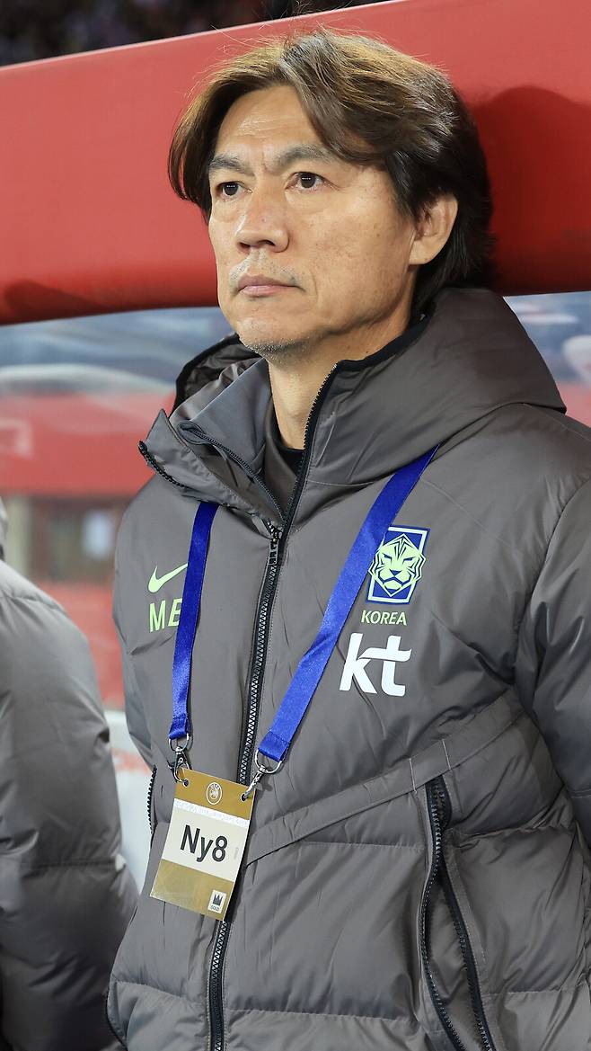 '멀뚱멀뚱' 홍명보 감독, 전술 지시는 이강인이 내리나? 축구 팬들의 마음 돌아섰다, 짧은 중계 화면에도 비판 '폭격'