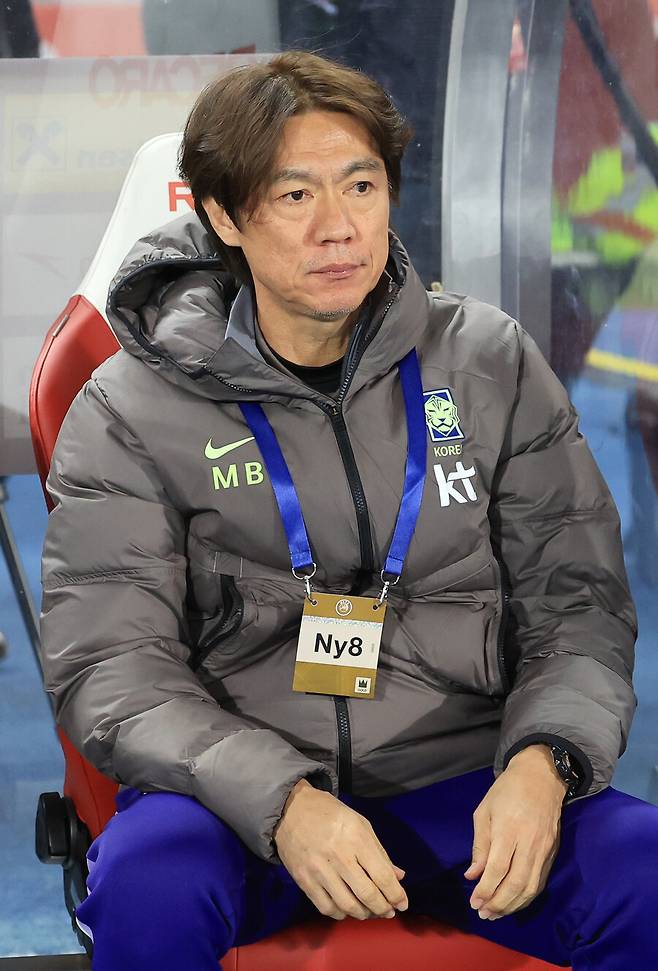 '멀뚱멀뚱' 홍명보 감독, 전술 지시는 이강인이 내리나? 축구 팬들의 마음 돌아섰다, 짧은 중계 화면에도 비판 '폭격'