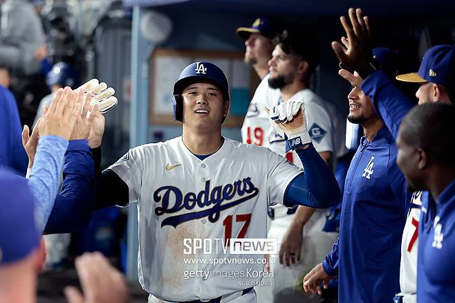 첫 판부터 이러기야? 오타니 6이닝 6K 무실점 승리 요건에, 타자로 2볼넷 출루…다저스 1-0 리드(1보)