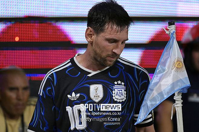 '촌극' 축구협회 진짜 일 못한다…랭킹 92위 잠비아라니, '눈물 글썽' 메시, 머쓱해진 홈 고별전 → 아르헨티나 5-0 승리