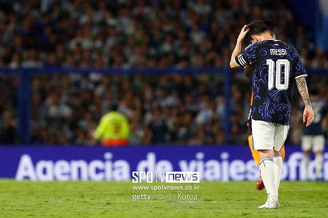 '촌극' 축구협회 진짜 일 못한다…랭킹 92위 잠비아라니, '눈물 글썽' 메시, 머쓱해진 홈 고별전 → 아르헨티나 5-0 승리