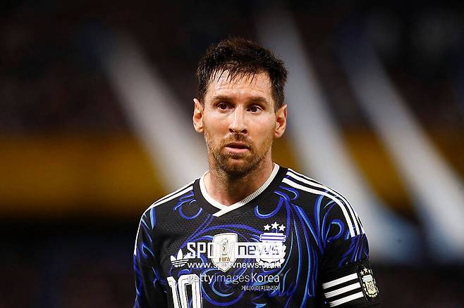 '촌극' 축구협회 진짜 일 못한다…랭킹 92위 잠비아라니, '눈물 글썽' 메시, 머쓱해진 홈 고별전 → 아르헨티나 5-0 승리