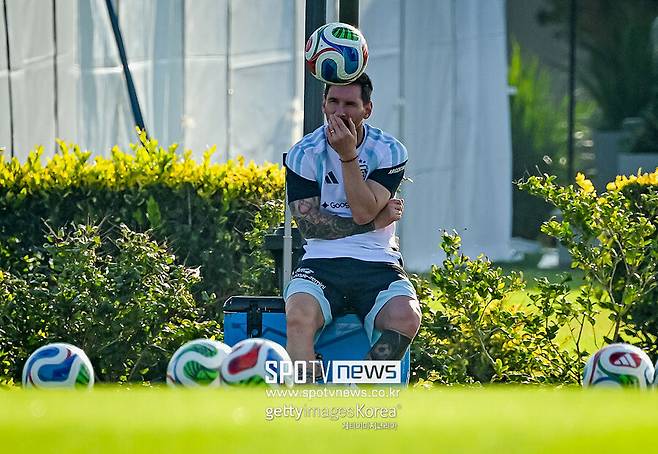 '촌극' 축구협회 진짜 일 못한다…랭킹 92위 잠비아라니, '눈물 글썽' 메시, 머쓱해진 홈 고별전 → 아르헨티나 5-0 승리