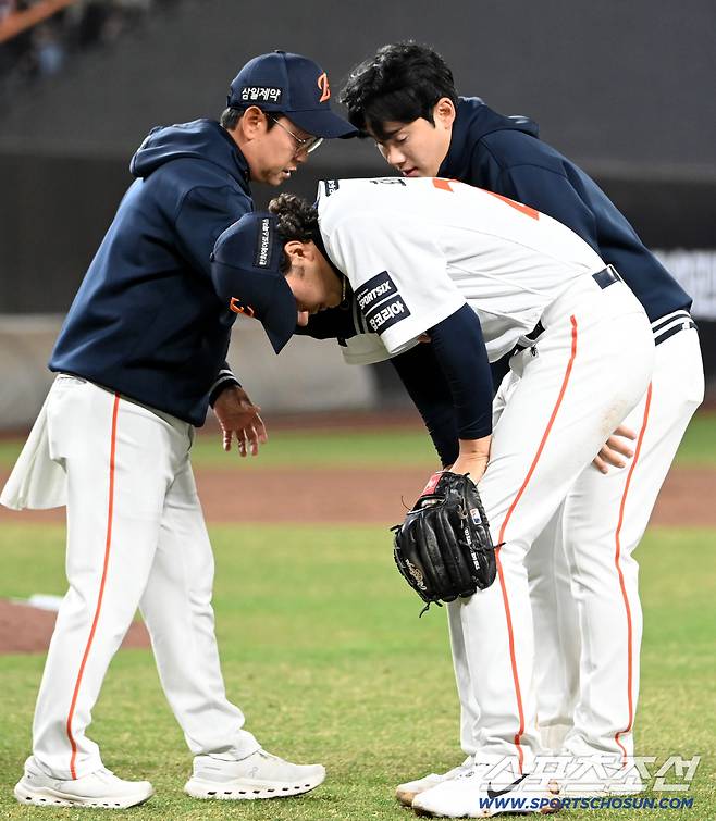 [오피셜]악! 한화 초대형악재, 하루에 투수 둘 잃었다, 화이트 햄스트링 파열→6주 이탈, '헤드샷' 엄상백까지 통증 말소 '초비상'