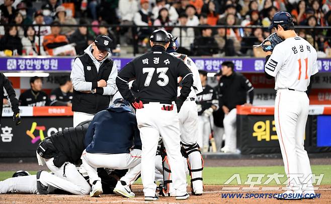 [오피셜]악! 한화 초대형악재, 하루에 투수 둘 잃었다, 화이트 햄스트링 파열→6주 이탈, '헤드샷' 엄상백까지 통증 말소 '초비상'