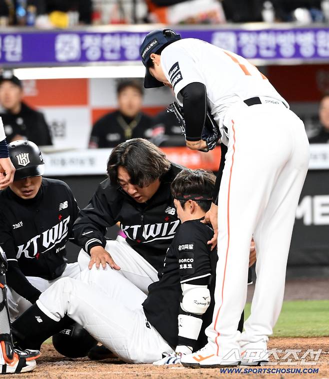 [오피셜]악! 한화 초대형악재, 하루에 투수 둘 잃었다, 화이트 햄스트링 파열→6주 이탈, '헤드샷' 엄상백까지 통증 말소 '초비상'