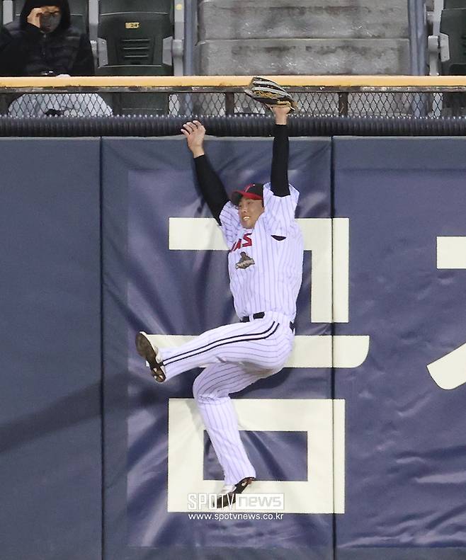 김도영-이범호도 탄식, 대기록 도둑질한 이 선수… 점프 캐치에 담긴 의미, ‘개막 3연패’ LG의 위안