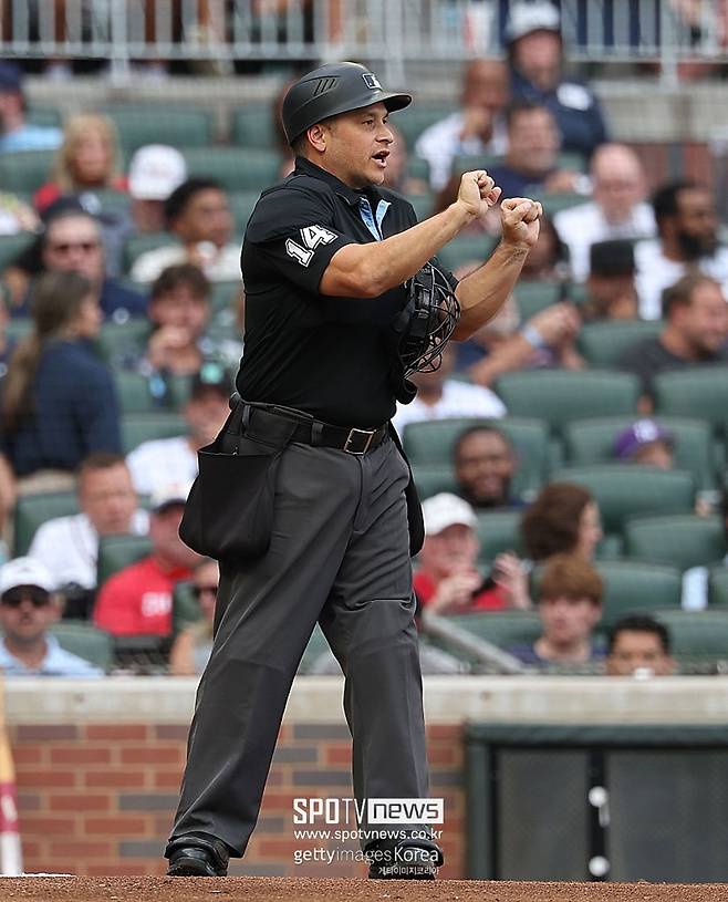 만우절 장난인가? 헛스윙→헛스윙→헛스윙이 삼진이 아니라니…멍때린 심판, 결국 볼넷됐다