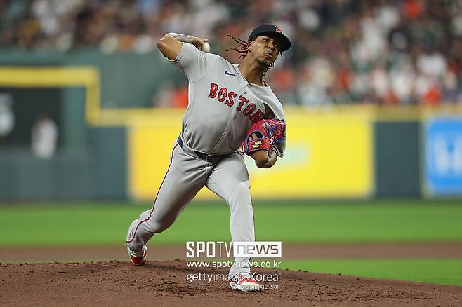 만우절 장난인가? 헛스윙→헛스윙→헛스윙이 삼진이 아니라니…멍때린 심판, 결국 볼넷됐다