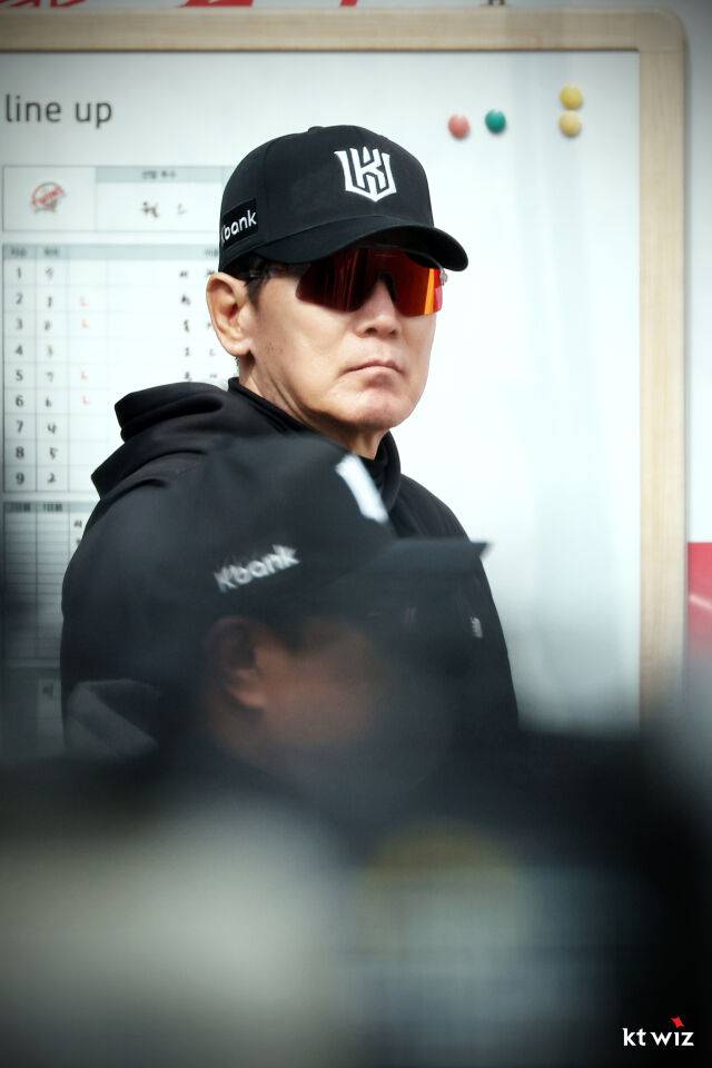 '146km 직구 머리 직격→병원행' 40억 3루수 괜찮나, 승승승 1위팀 천만다행…사령탑