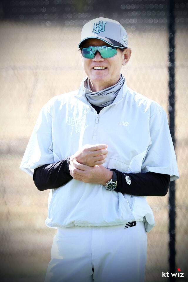 '146km 직구 머리 직격→병원행' 40억 3루수 괜찮나, 승승승 1위팀 천만다행…사령탑