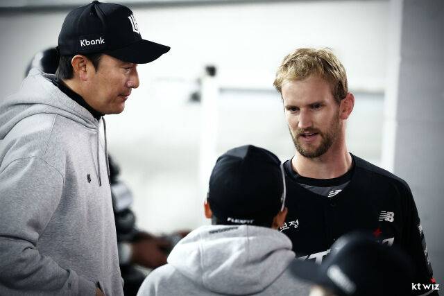 '146km 직구 머리 직격→병원행' 40억 3루수 괜찮나, 승승승 1위팀 천만다행…사령탑