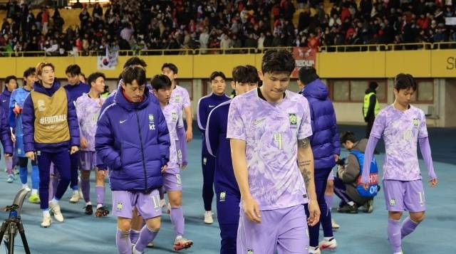 홍명보표 3백 ‘작심 비판’…장지현 해설 “감독 경질됐다고 생각하고 새 판 짜야”, 이근호 해설 “오히려 전술에 물음표 남겨”