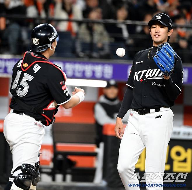 38세-36세 베테랑의 어이없는 실수…역전 투런포+신인 유격수 실책에도 버틴 '에이스' 흔들었다 [대전리포트]