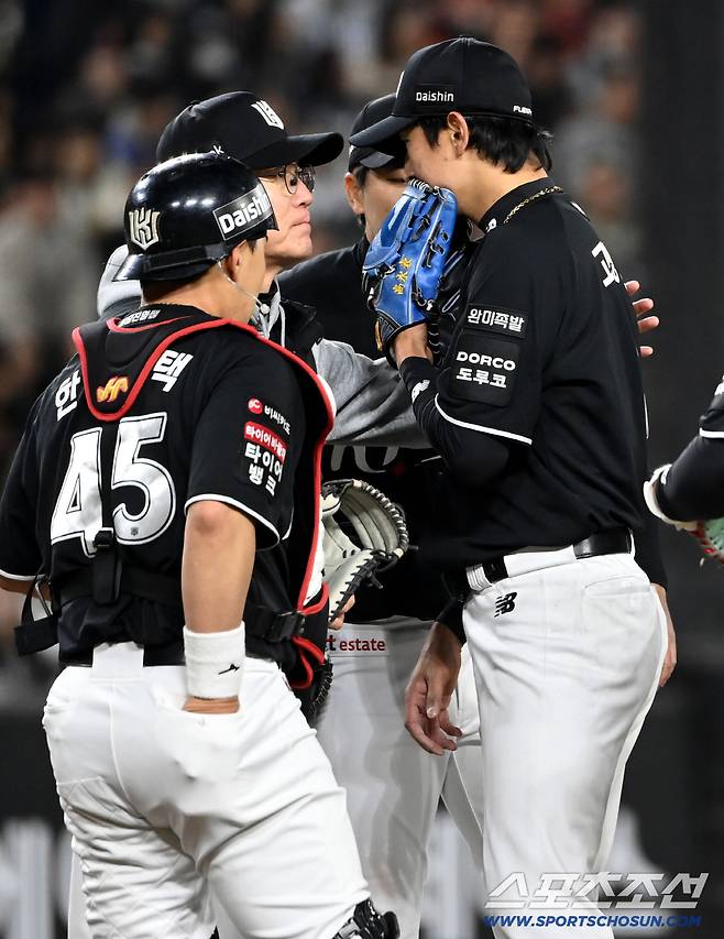 38세-36세 베테랑의 어이없는 실수…역전 투런포+신인 유격수 실책에도 버틴 '에이스' 흔들었다 [대전리포트]