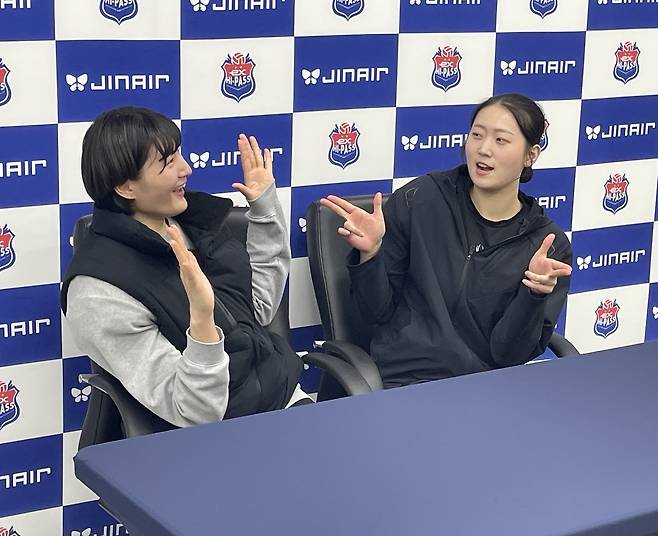 동료들이 외면한 권민지 '권총 세리머니'…결국 관중석으로 발사