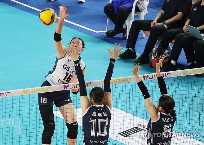 동료들이 외면한 권민지 '권총 세리머니'…결국 관중석으로 발사