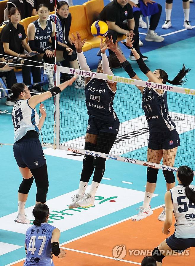 동료들이 외면한 권민지 '권총 세리머니'…결국 관중석으로 발사