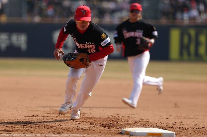 넘어지기만 해도 KIA팬들 걱정하는 선수가 있다… 아찔했던 순간, 액땜 될 수 있을까