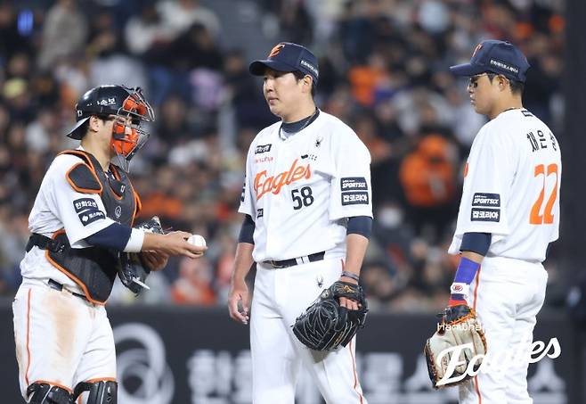 힘겹게 11점 내면 뭐하나? 류현진 내려가자 무한 '볼볼볼볼', 한화 불펜 이게 처참한 현실인가 [대전 현장]