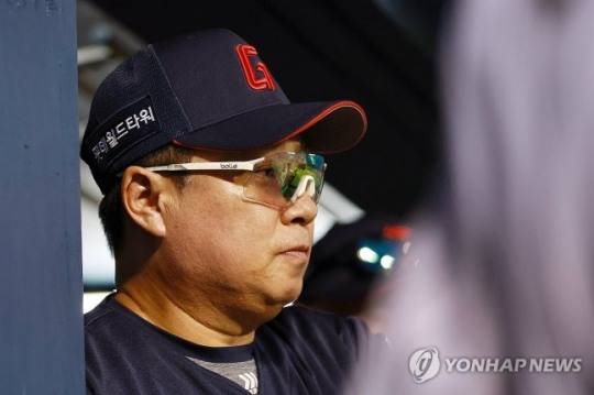 롯데 대역전패는 김태형 감독 책임?...컨디션 최고조 박정원 조기 투입+흔들리는 정철원-김원중 카드 고집