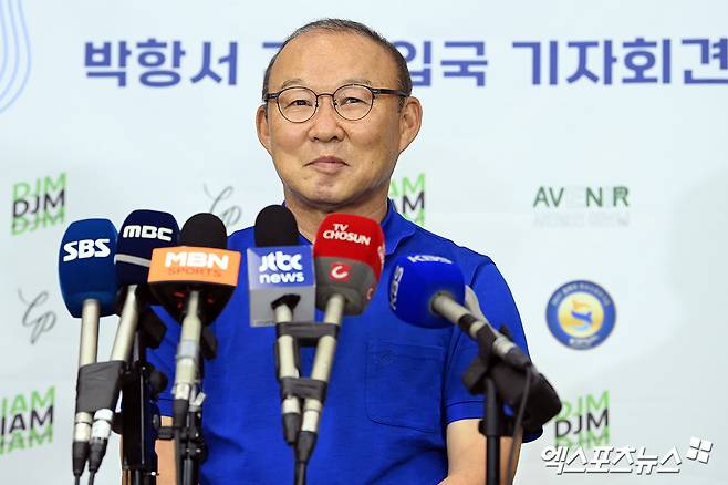 '박항서 신화', 홍명보 매직과 뭉칠까…'유럽 원정 2연전' 단장직 수행→6월 월드컵도 동행?