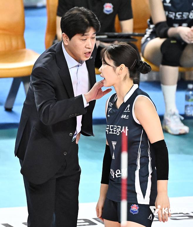 “보고 있나? 감독의 역할이 얼마나 중요한지...” 정규리그 1위 메리트를 스스로 걷어찬 도로공사, 그 대가는 1차전 패배였다 [남정훈의 오버 더 네트]