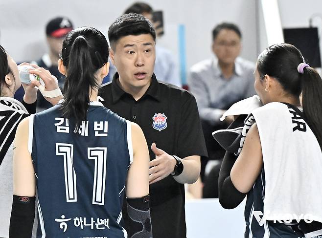 “보고 있나? 감독의 역할이 얼마나 중요한지...” 정규리그 1위 메리트를 스스로 걷어찬 도로공사, 그 대가는 1차전 패배였다 [남정훈의 오버 더 네트]