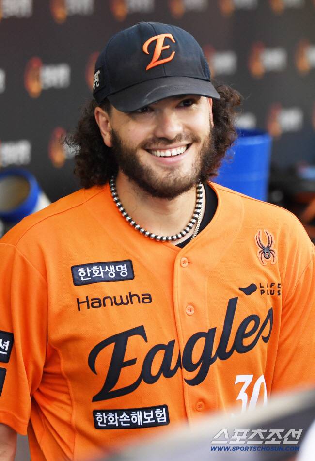 KBO 씹어먹은 한화 투수 '시즌 아웃' 가능성 제기→