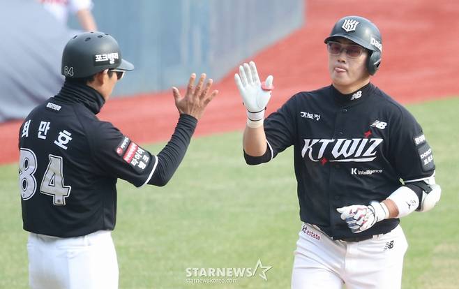 '타율·OPS 1위' KBO 타격 1황, LG도 삼성도 아니었다! 확 달라진 '힘 법사' KT... 불리한 일정도 깨부순다