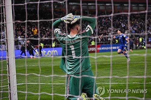 '이게 팀이야?' 노트북 박살→유니폼+계란 집어 던졌다…이탈리아 '3연속' 월드컵 탈락에 민심 '폭발'